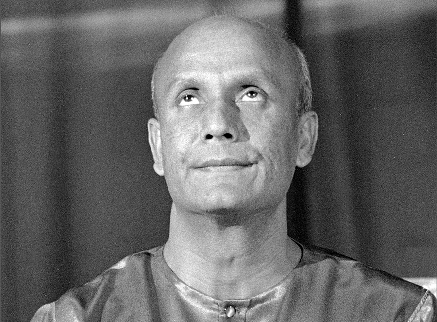 Sri-Chinmoy-meditation-34-bw-cropped