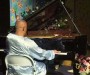Sri Chinmoy spielt in Warschau Klavier