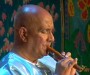 Sri Chinmoy spielt auf verschiedenen Flöten in Oslo