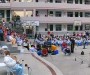 Sri Chinmoy spielt für 1000 chinesische Schulkinder auf der Esraj