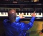 Sri Chinmoy spielt für 1000 Kinder Klavier