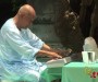 Sri Chinmoy spielt in Japan Gongvariationen