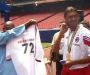 Sri Chinmoy hebt das AC Milan Fußballteam