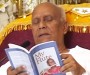 Sri Chinmoy lit des extraits de ‘My Flute’